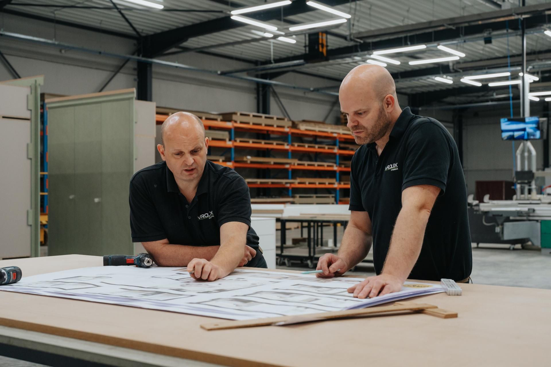 Team van Vrolix Interieur overlegt over maatwerk interieur in het atelier